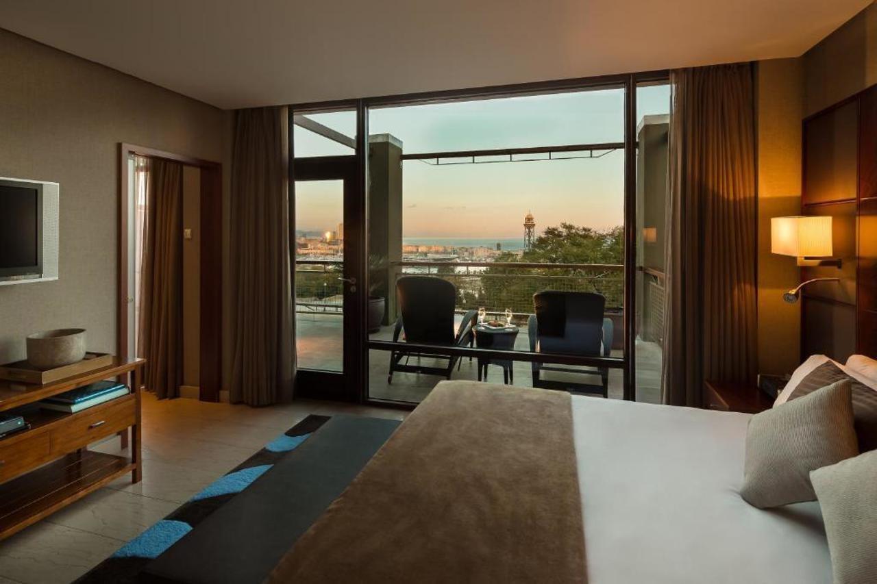 Hotel Miramar Barcelona Gl Buitenkant foto A room at the hotel