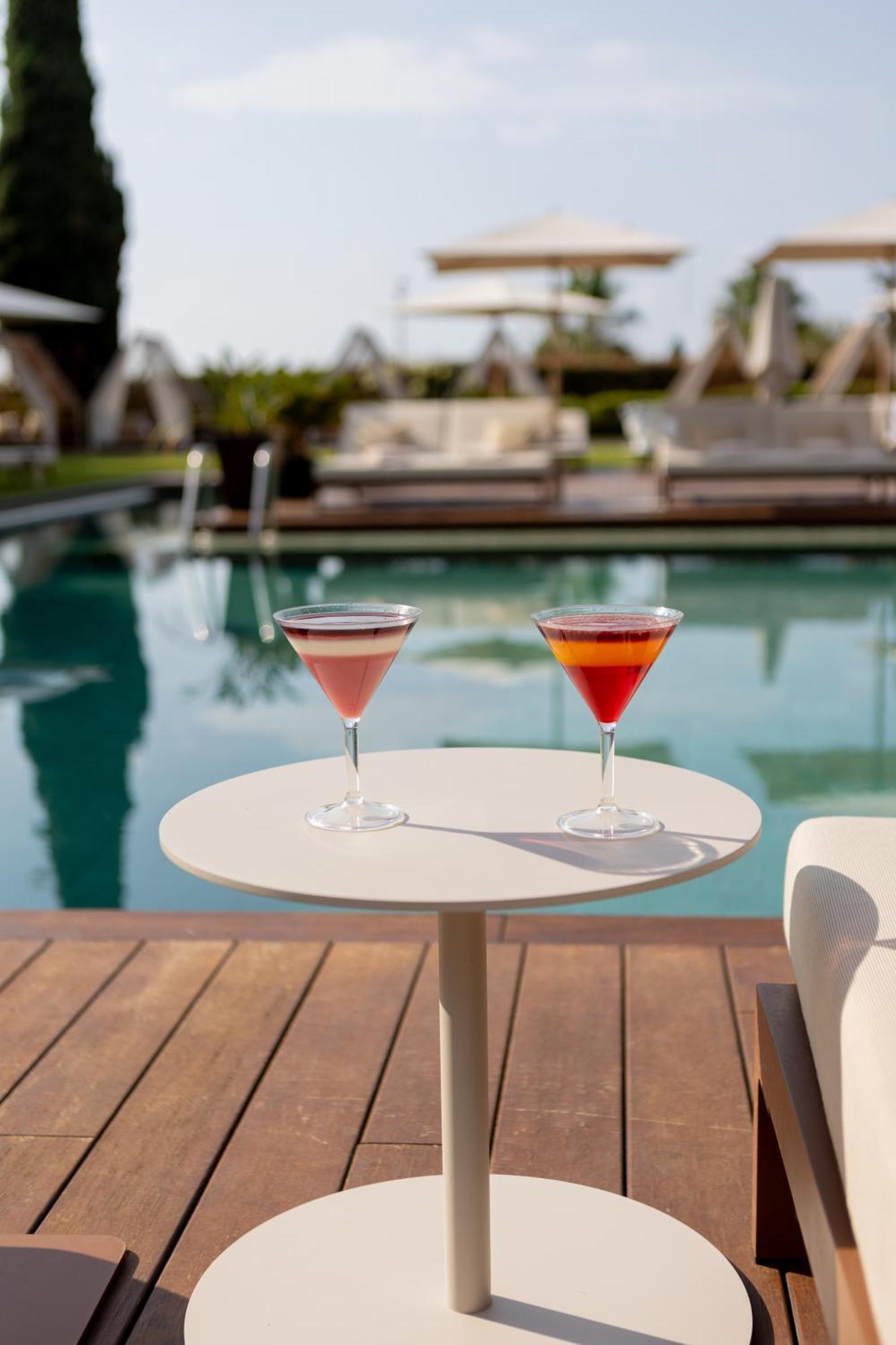 Hotel Miramar Barcelona Gl Buitenkant foto Cocktails at the pool