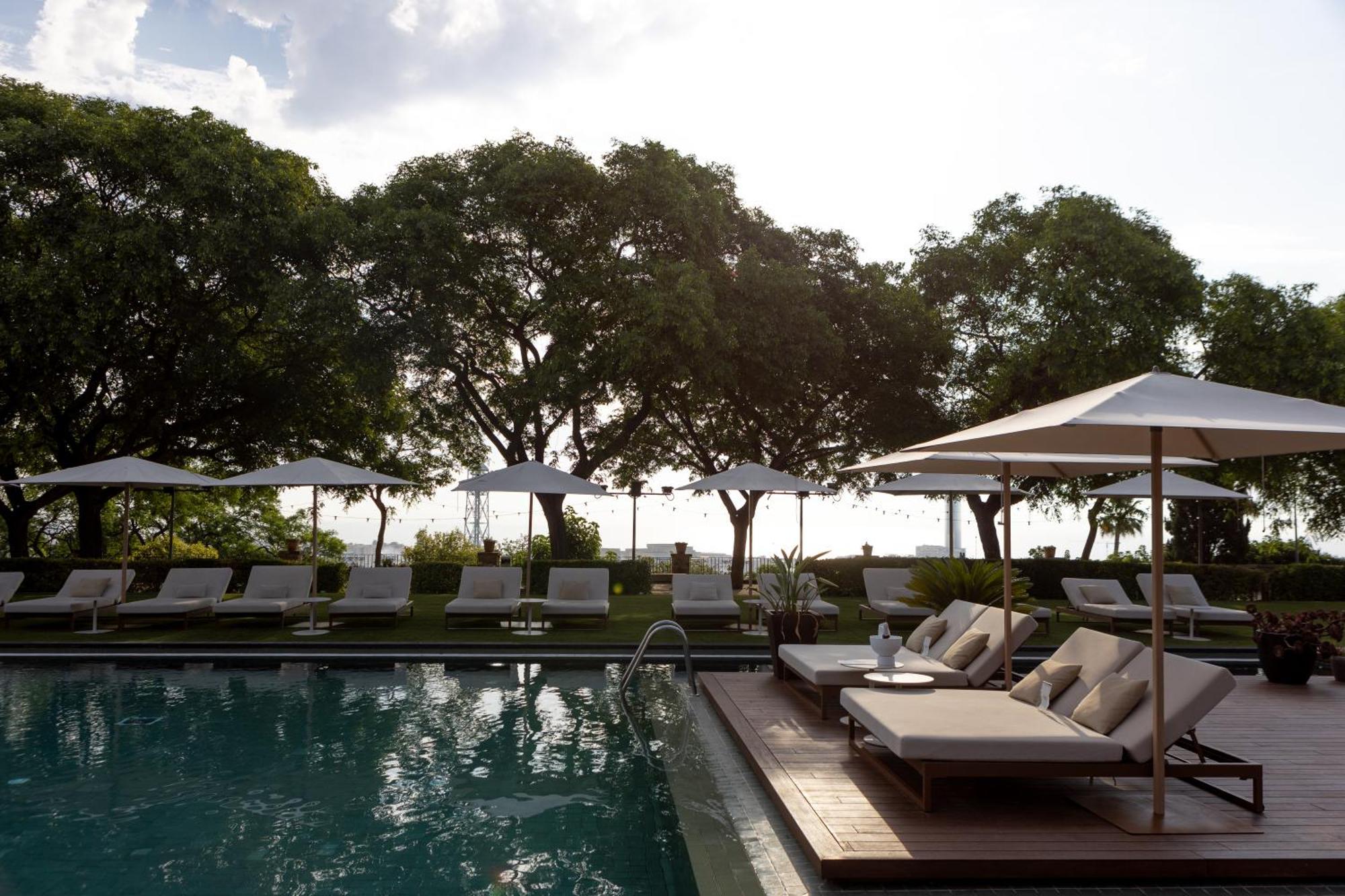 Hotel Miramar Barcelona Gl Buitenkant foto The pool at the Four Seasons Resort