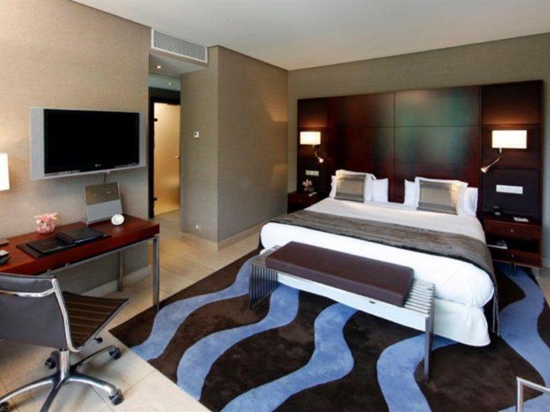 Hotel Miramar Barcelona Gl Buitenkant foto A room at the hotel
